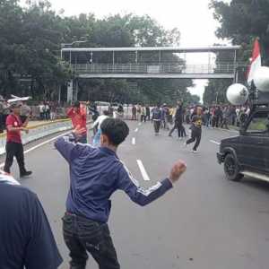 Saling Lempar Batu, Demo Dua Kelompok Massa di Patung Kuda Memanas