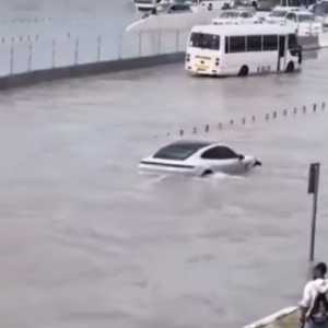 Video viral yang menunjukkan Porsche Taycan menerjang banjir di Dubai/Repro