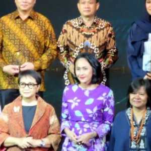 Christina Golkar Kaget Raih Penghargaan Hassan Wirajuda Awards 2023