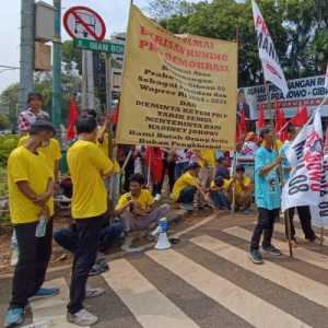 Ratusan Relawan Pendukung Prabowo-Gibran Berkumpul di KPU RI