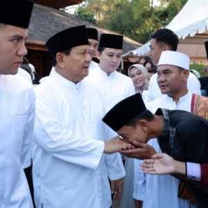 Menteri Pertahanan Prabowo Subianto melaksanakan ibadah salat Idulfitri 1445 Hijriah di Masjid Nurul Wathon di Padepokan Garuda Yaksa, Hambalang, Bogor/Ist