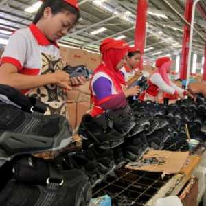 Jokowi Bicara Faktor Pabrik Bata Gulung Tikar