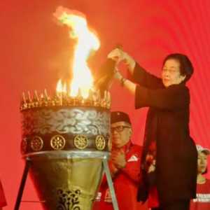 Buka Rakernas V PDIP, Megawati Terima Obor Api Perjuangan Mrapen