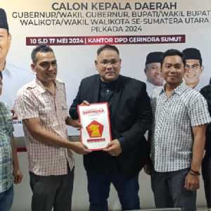 Teguh Santosa saat mengambil formulir pendaftaran calon gubernur Sumatera Utara di DPD Gerindra Sumut di Medan, Rabu (22/5)./RMOL
