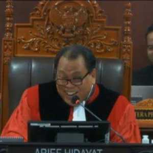 Hakim MK Kembali Berkelakar Soal Ketebalan Dokumen Jawaban Pihak Terkait PHPU Pileg