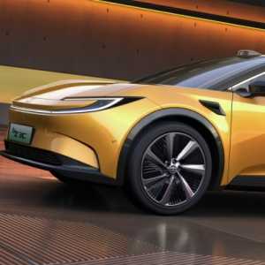 Bidik Konsumen Gen Z dan Keluarga, Toyota Perkenalkan Dua Mobil Listrik Terbaru