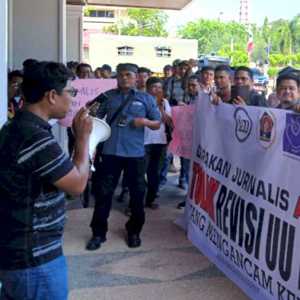 Wartawan Minta DPR Aceh Ikut Tolak RUU Penyiaran