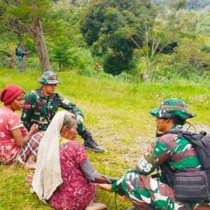 Prajurit TNI Terus Bantu Kesehatan Warga di Pedalaman Papua