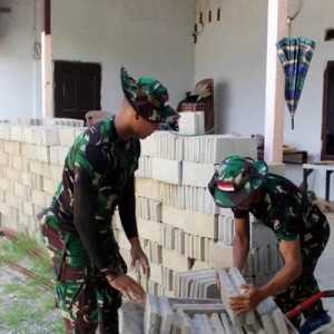 Prajurit Marinir Bersama Warga di Sebatik Gotong Royong Renovasi Gereja