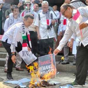 Pengunjuk rasa membakar bendera Israel di aksi bela Palestina serentak di Universitas Muhammadiyah Jakarta, Cirendeu, pada Selasa, 7 Mei 2024/RMOL