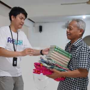 Karyawan PNM Gotong Royong Bersihkan 25 Masjid
