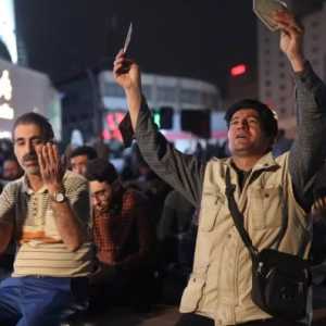 Ribuan Warga Iran Berdoa Untuk Keselamatan Presiden Raisi