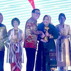 Pelopor Tenun Nusantara Anna Mariana Raih Nusantara Award 2024