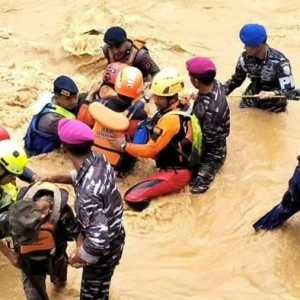 Korps Baret Ungu Berjibaku Cari Korban Banjir di Luwu