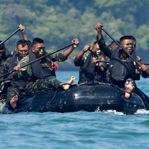 Prajurit Petarung Marinir Terjang Ombak Pantai Selatan