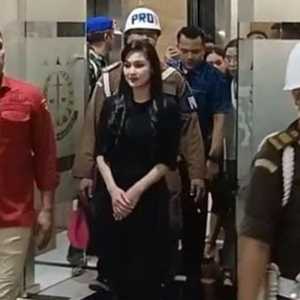 Sandra Dewi di Kejagung