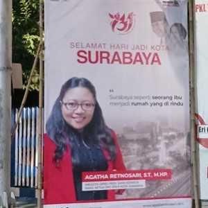 Baliho Agatha Retnosari Bertema “Perempuan” Bertebaran di Surabaya