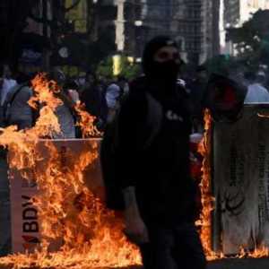 Protes Anti-Maduro Berakhir Rusuh Hingga Makan Korban