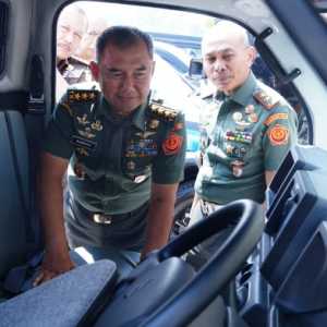 Kejaksaan Hibahkan 8 Mobil Tahanan dan 2 Mobil Kawal untuk TNI