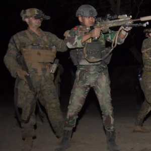 TNI AL dan USMC Gelar Latihan Menembak Malam di Situbondo