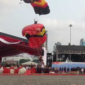 Polwan Sakit, Terjun Payung Hingga Parade Pasukan Kuda Warnai Hari Bhayangkara ke-78 di Monas