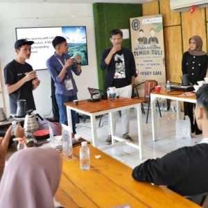 Teman Tuli Aceh Pelajari Manual Brew Kopi di Talent Class Amanah