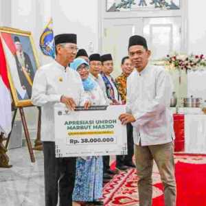 Heru Budi Berangkatkan Umrah Puluhan Marbut Masjid