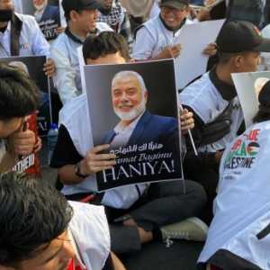 Ismail Haniyeh Tersenyum