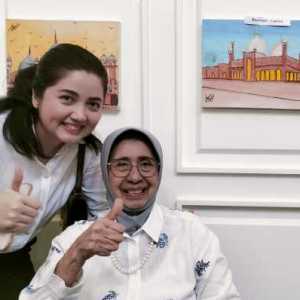 Selim Bibi dan anaknya Sherly berfoto di depan pameran lukisannya di perayaan HUT Pakistan ke-78 di Jakarta pada Rabu, 14 Agustus 2024/RMOL