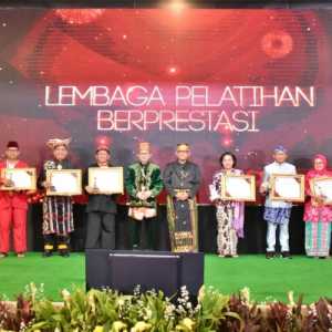 LKPP Raih Penghargaan Lembaga Pelatihan Pemerintah Berprestasi Tahun 2024