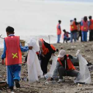 Amanah Peduli Lingkungan Bersama Generasi Muda Bersihkan Pantai Ladong