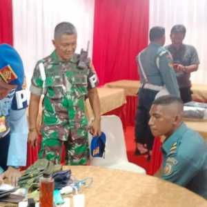 Prajurit Pusat Polisi Militer TNI (Puspom TNI) amankan seorang perwira gadungan yang menyamar sebagai Perwira Rohani Lantamal VII Kupang berinisial Letda JGK di Lapangan Silang Monas, Jakarta pada Jumat (27/9)./Dinas Penerangan AL