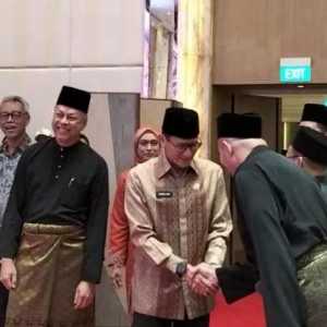 Duta Besar Malaysia untuk Indonesia, Syed Mohamad Hasrin Tengku Hussin berjalan bersama Menteri Pariwisata dan Ekonomi Kreatif RI, Sandiaga Uno ke acara resepsi perayaan Hari Kemerdekaan yang ke-67 dan Hari Malaysia ke-61 di Hotel St Regist, Jakarta pada Rabu malam, 18 September 2024/RMOL