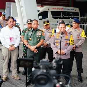 Kapolri dan Panglima TNI Tinjau GBK Jelang Misa Paus Fransiskus