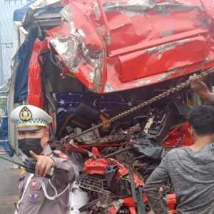 Truk Tabrak Truk di Tol Dalkot, Satu Orang Meninggal