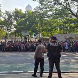 Dikawal TNI-Polri, Warga Tertib Padati Jalan Katedral