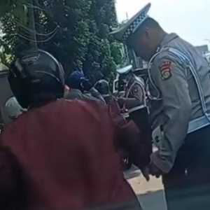 Viral Polisi Diduga Terima Uang Damai saat Tilang Pemotor