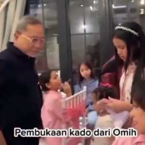 Viral Video Mendag Zulhas Kasih Anak Zita Anjani Duit Tiga Gepok