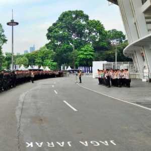 Aparat Periksa Isi Tas Penonton di GBK