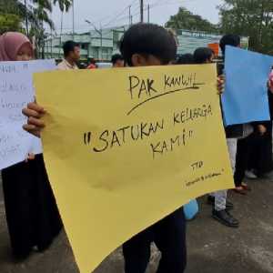 Minta Dikembalikan, Puluhan Guru PPPK Demo Kanwil Kemenag Sumut