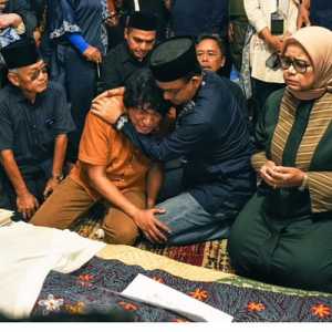 Melayat ke Marissa Haque, Anies Peluk Erat Ikang Fawzi