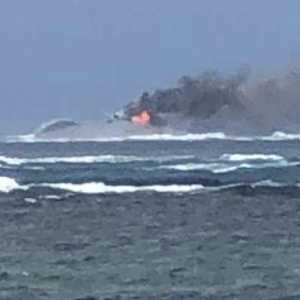 Kapal Angkatan Laut Selandia Baru Tenggelam dan Terbakar di Samoa