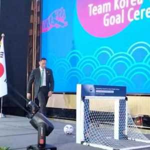 Menteri Agraria dan Tata Ruang RI, Agus Harimurti Yudhoyono menendang bola persahabatan di acara Hari Nasional dan Hari Angkatan Bersenjata Korea Selatan di Jakarta pada Selasa malam, 1 Oktober 2024/RMOL