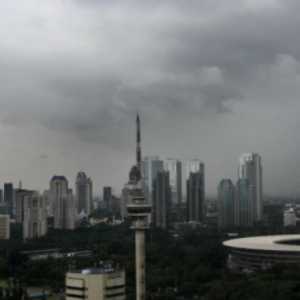 Cuaca Jakarta Berawan Tebal hingga Hujan Ringan