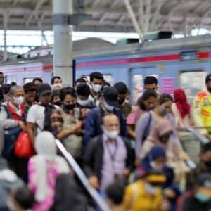 Penumpang di Stasiun Manggarai Membludak, Ini Penjelasan KAI Commuter