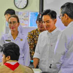 Heru Budi Bareng Gibran Tinjau Uji Coba Makan Bergizi Gratis di SMAN 70