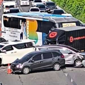 Kecelakaan Beruntun di Tol Dalam Kota Saat Contra Flow Jumat Pagi