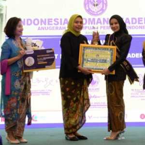 Tutup Tahun dengan Prestasi, Ahli Dermatologi Ini Sabet The Indonesia Women Leader 2024