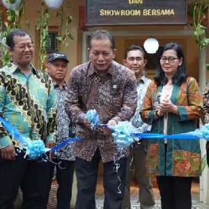 Banjir Impor Tekstil, Wamenkop Dukung Penguatan Koperasi Batik