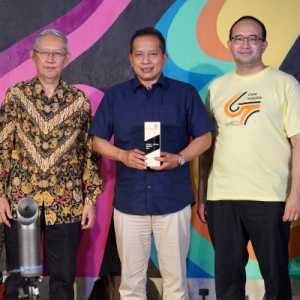 Wamenkop Ferry Juliantono Raih Robby Djohan Award di Unpad